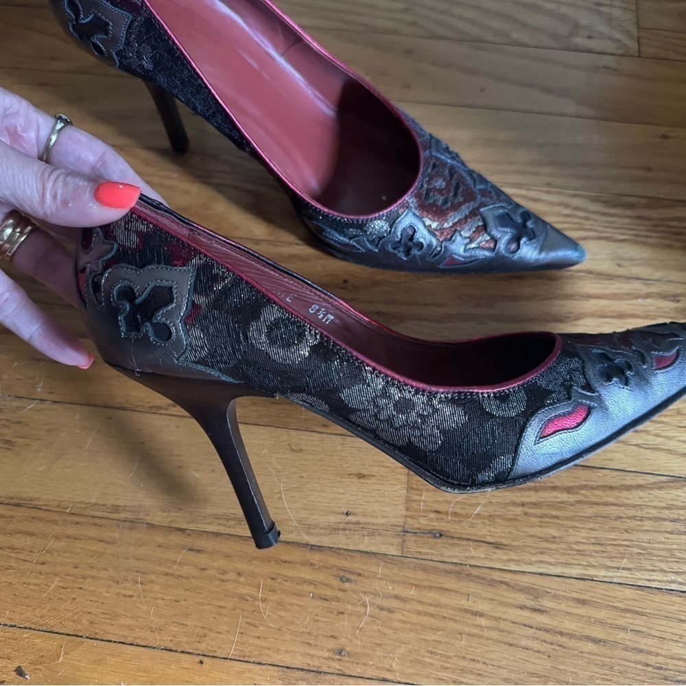 Donald Pliner Couture Black Red Suede Gray  Colored Pump Shoe  Size 8.5 Country